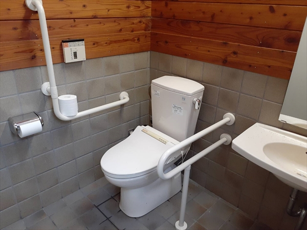 「コマクサ」隣接・身障者用トイレ・ウォシュレット完備